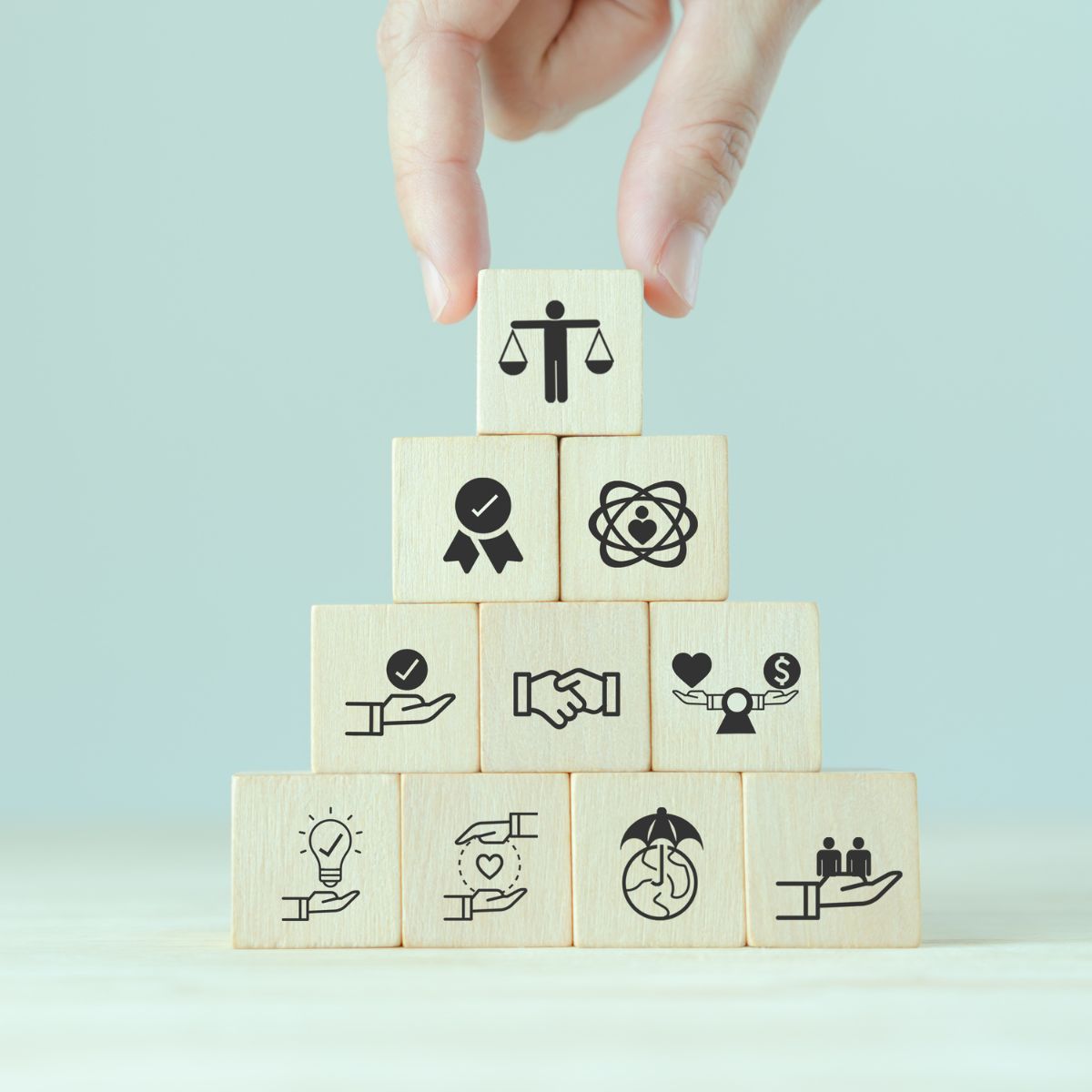 Grafica simbolica del Codice Etico di Cossa Polimeri, con richiami a trasparenza, responsabilità e valori aziendali